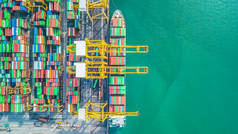 空中俯视集装箱货船, 商业进口出口物流和国际集装箱货船在开阔海域的运输.
