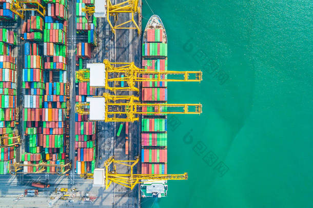 空中俯视集装箱货船, 商业进口<strong>出口</strong>物流和国际集装箱货船在开阔海域的运输.