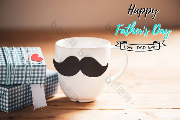 快乐的父亲日概念。礼品盒, 胡子和咖啡杯与纸红色心脏标记在木桌背景.