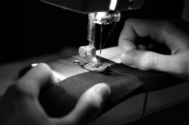 女裁缝使用缝纫机的手