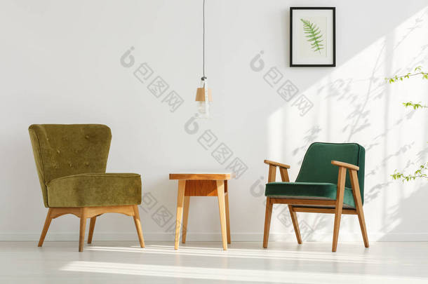 屋子里的时尚绿色椅子