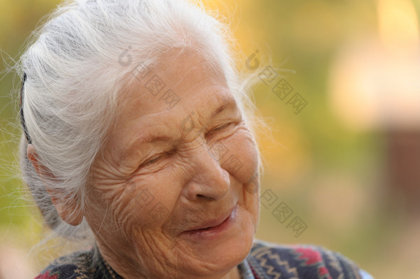 笑老人女人的画像