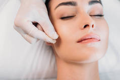 spa 沙龙针刺治疗女子面部美容师针的部分观察