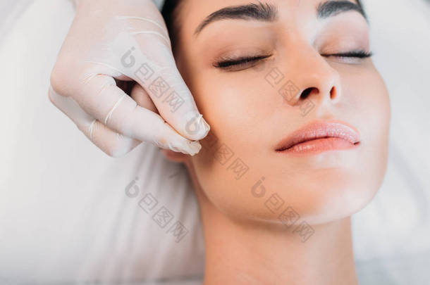 spa 沙龙针刺治疗女子面部美容师针的部分观察