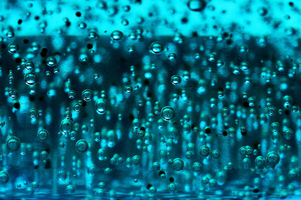 氧气泡在清澈湛蓝的水里, 靠近。<strong>矿泉水</strong>。富含氧气的水。生态清洁海洋、环境的概念.