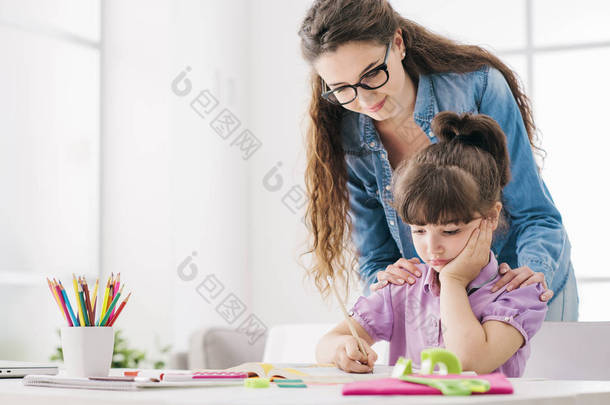 妈妈和<strong>孩子</strong>一起做作业