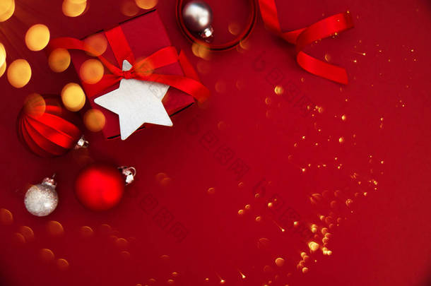 圣诞<strong>快乐</strong>, <strong>节日快乐</strong>贺卡, 框架, 横幅。新的一年。圣诞节红色手工礼物, 红色<strong>背景</strong>顶视图上的礼物。寒假主题。扁平.