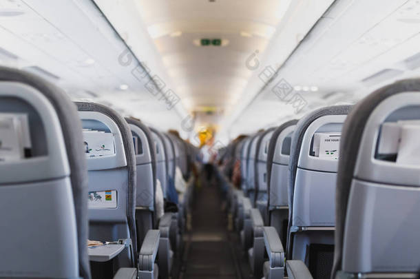 飞机机舱内的航空公司乘客座位和过道