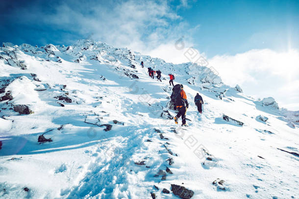 一群登山者在冬天登上一座山