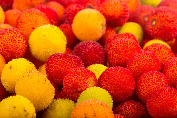 黄色和红色水果