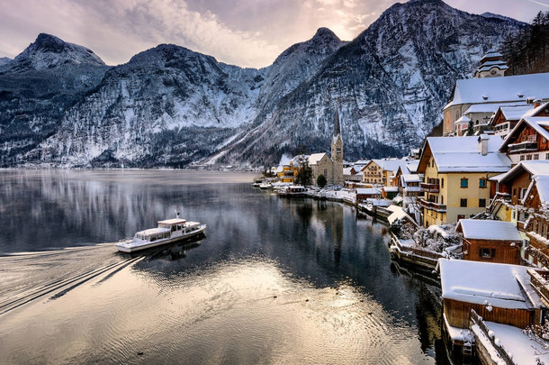 哈尔斯塔特圣诞村奥地利阿尔卑斯山著名哈尔斯塔特湖畔镇的风景明信片观映于 Hallstattersee 湖的冬夜雪, 萨尔茨卡梅谷地区. 