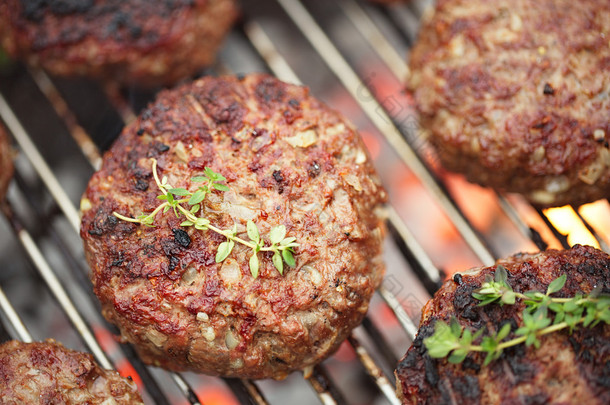 食品肉类-牛肉汉堡上烧烤烧烤烧烤架火焰