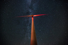 银河的繁星闪烁的夜晚天空的风力涡轮机
