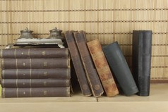 前面的旧查看堆放在一个架子上的书。没有标题和作者的书.