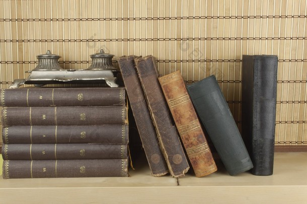 前面的旧查看堆放在一个架子上的书。没有标题和作者的书.
