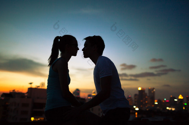 浪漫的<strong>情侣接吻</strong>在城市