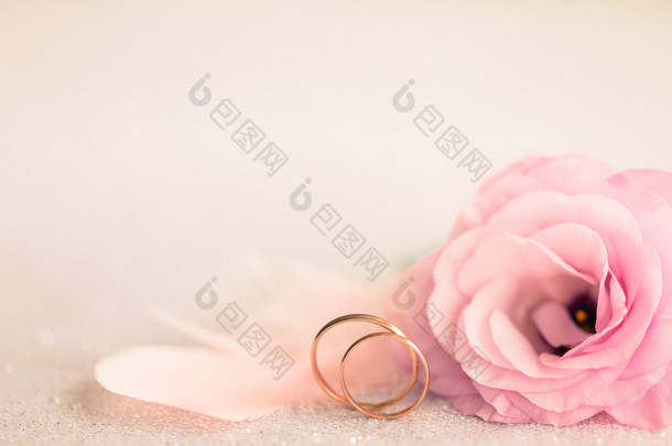 婚礼背景用金戒指，温和的花和光针