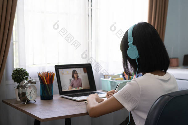 女生在家在线学习作业，社交远程在线教育理念