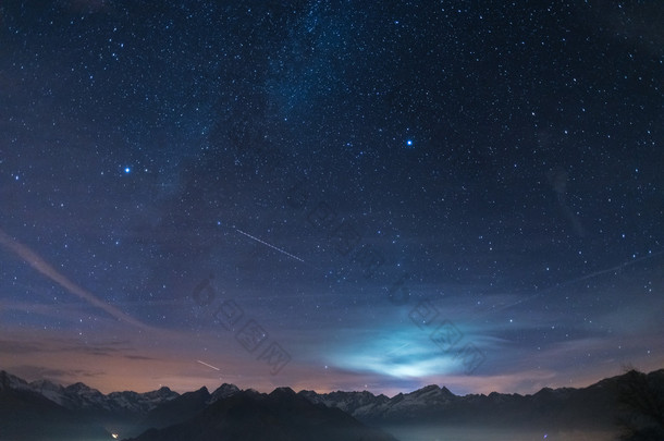 晚上在满天星斗的天空和月光下阿尔卑斯山