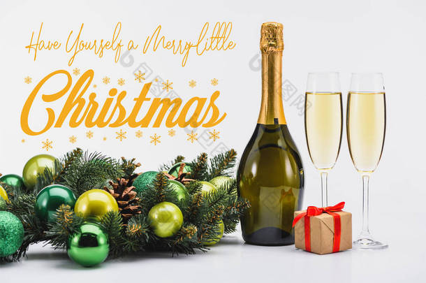 瓶和香槟, 圣诞花圈和礼物在白色背景与 