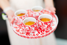 中式茶杯在婚礼当天举行