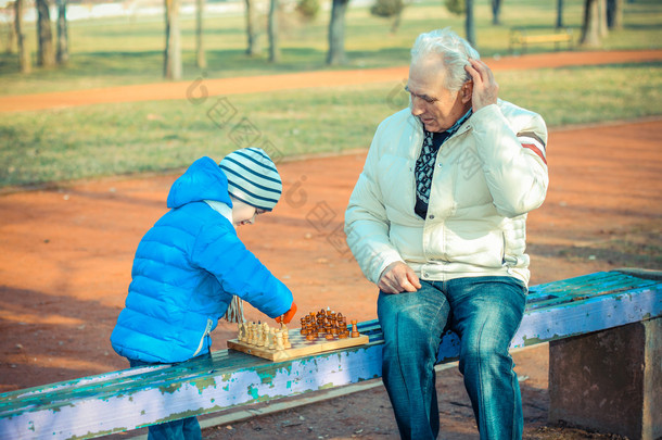 祖父和孙子下棋