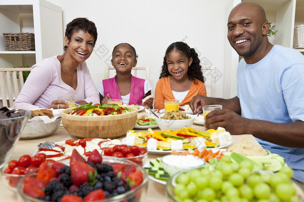 在餐桌吃饭的非洲裔美国父母儿童家庭