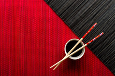 筷子和碗酱竹垫上