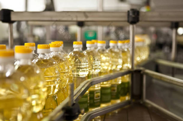 向日葵油在瓶子<strong>上</strong>移动的生产<strong>线上</strong>。浅自由度.