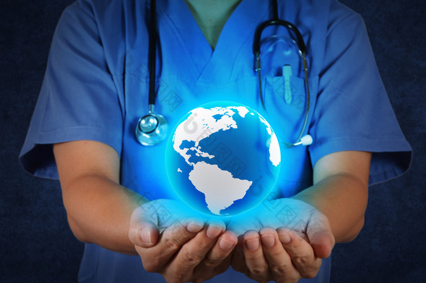医疗医生抱着世界地球仪在他的手中作为医疗网