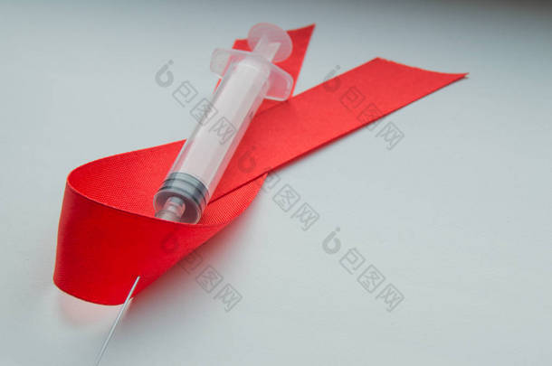 认识红丝带<strong>与</strong>注射器，白色背景上︰ 世界日防治艾滋病，促进公众对艾滋病毒感染者生活在 12 月的<strong>健康</strong>人民的支持