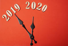 新的一年2020年和2019年在木钟面。2019年底。2020年新年快乐。假日时间背景。e