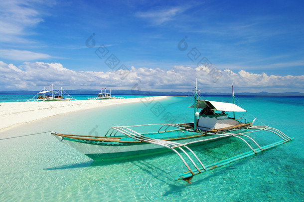 热带海滩场面与船