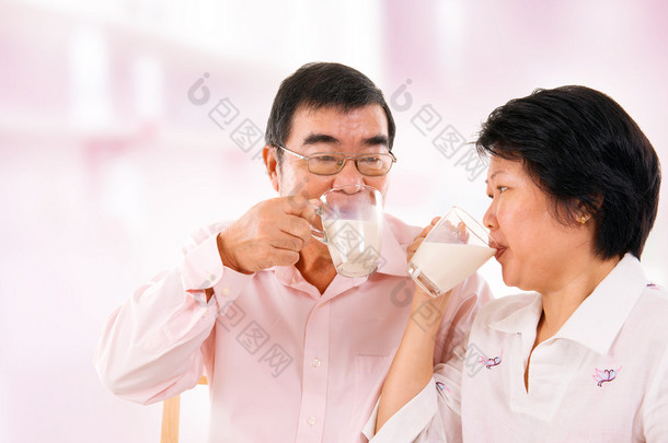 亚洲成熟夫妇喝豆奶