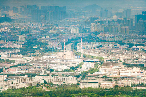 蓝雾天空中的绍兴市景。空中拍摄