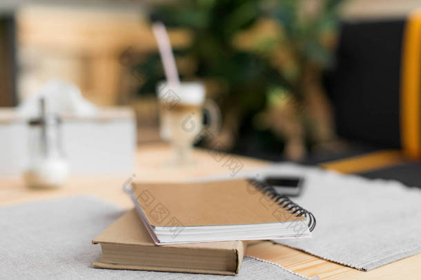 书和咖啡桌上，记事本
