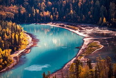 新疆喀纳斯河月亮湾秋天风景