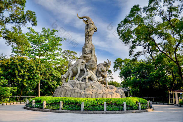 五公羊雕像是广州 (广州) 城市的象征, 中国广东, 雕像10米高, 由53立方米的花岗岩岩石, 领先的 ram 头重量2吨