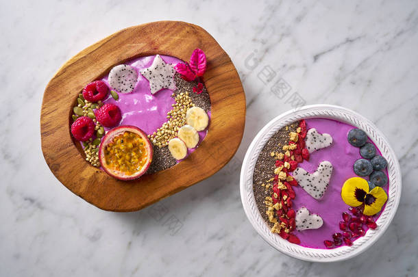 Acai 碗冰沙与激情水果火龙