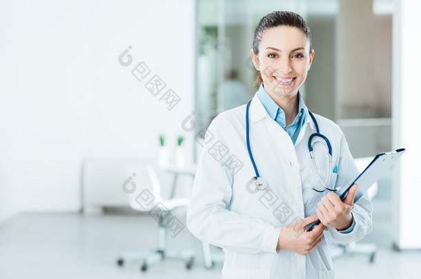面带笑容的女医生抱着医疗记录