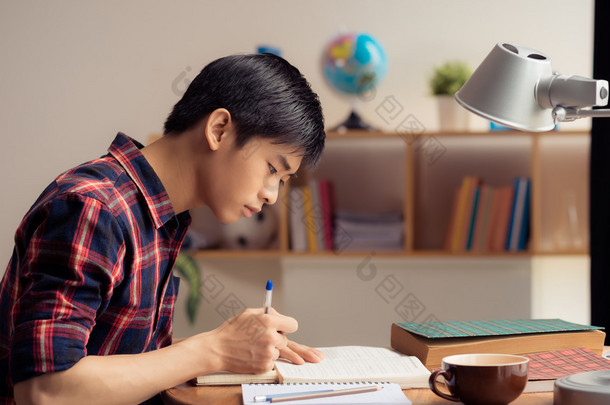 越南少年做家庭作业