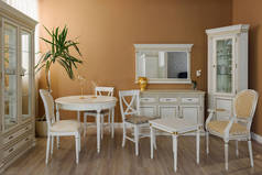 典雅餐厅的白色家具