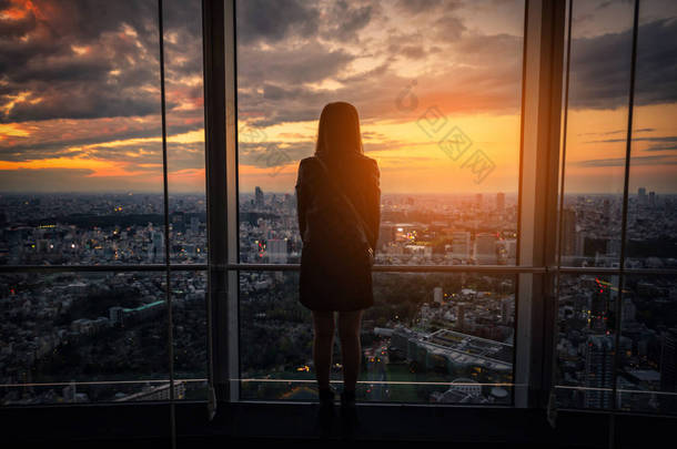 在日本日落时, 在<strong>观景台</strong>上看到的是旅行者妇女的后景.