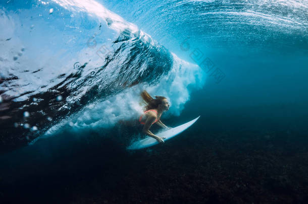 有吸引力的冲女潜水水下 , 在桶波下在蓝色的海洋
