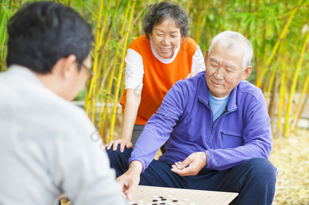 老年人玩传统中国棋盘游戏去