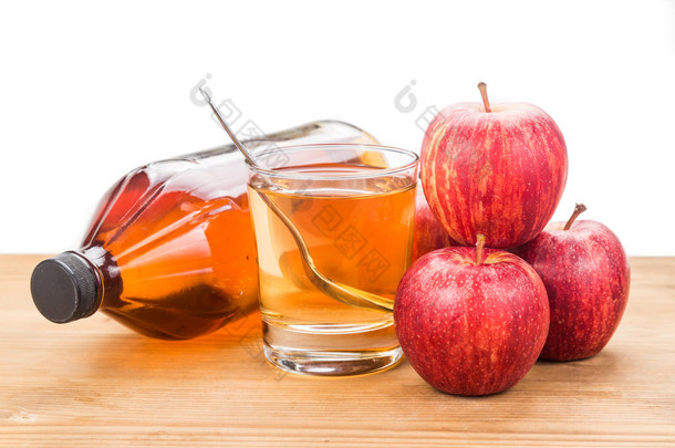 苹果醋罐、 玻璃和新鲜苹果、 健康饮料