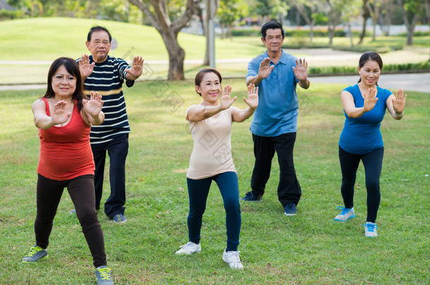 人在做<strong>太极</strong>运动