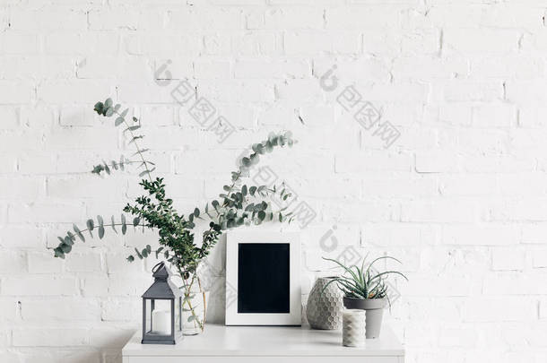 白色砖墙前的空白小黑板植物, 样机概念