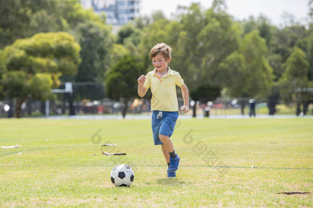 小孩子7或8岁享受快乐踢足球足球在草市公园田野<strong>奔跑</strong>和踢球兴奋<strong>的</strong>童年运动激情