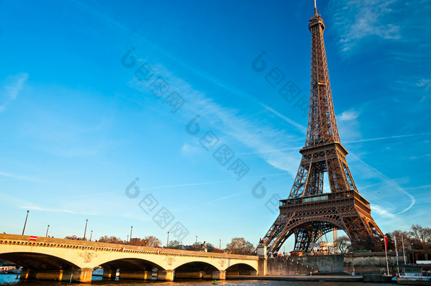 在日出、 巴黎的埃菲尔铁塔.